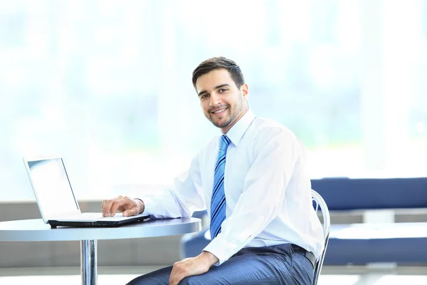 Porträt eines geschäftigen Managers beim Tippen auf dem Laptop im Büro — Stockfoto