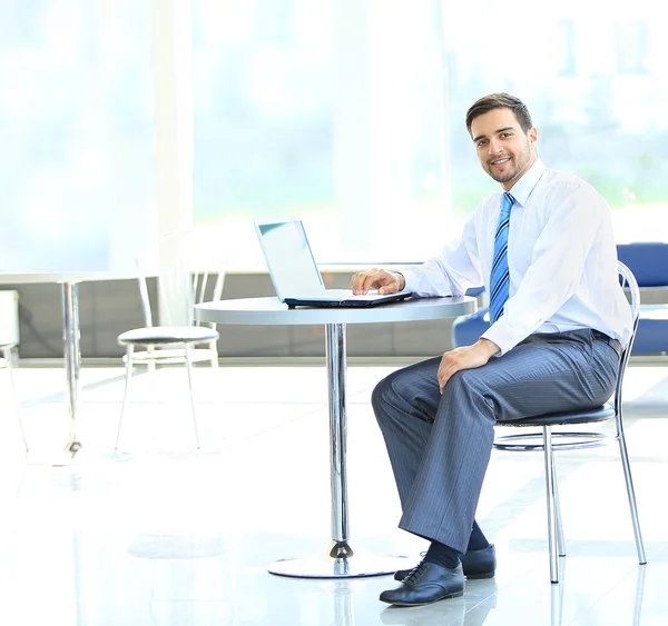 Portret van drukke manager te typen op de laptop in het kantoor — Stockfoto
