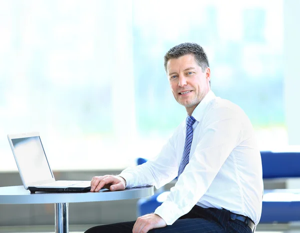 Glad affärsman sitter i office — Stockfoto