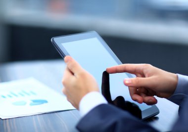 Dijital tablet tutan işadamı