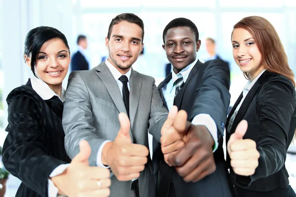 Equipe de negócios feliz com polegares no escritório — Fotografia de Stock