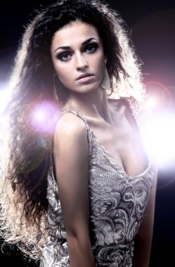 Genç dans eden kadın, arka plan üzerinde yanıp söner