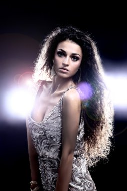 Genç dans eden kadın, arka plan üzerinde yanıp söner