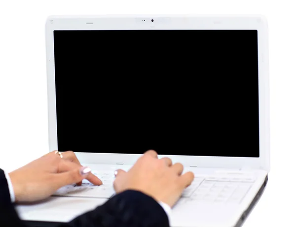 Persona escribiendo en un portátil moderno en una oficina — Foto de Stock