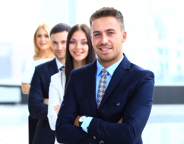 Glimlachende mensen uit het bedrijfsleven permanent samen in lijn in een moderne kantoor — Stockfoto