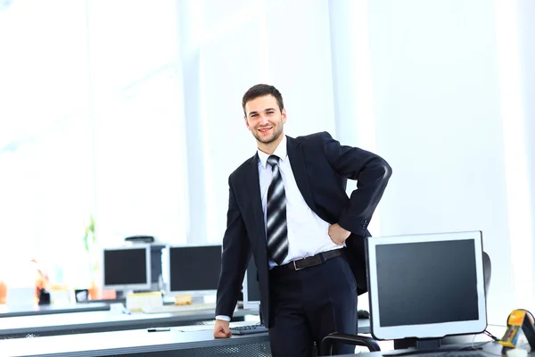 Biznesmen dorywczo w biurze — Zdjęcie stockowe