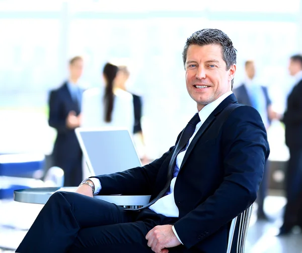 Gelegenheitsunternehmer im Büro, am Schreibtisch sitzend. — Stockfoto