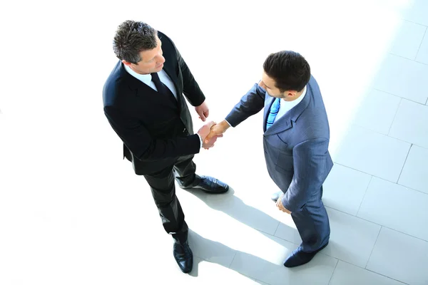 Pohled shora na dva byznysmeny, jak si potřásají rukama - Vítejte v podnikání — Stock fotografie