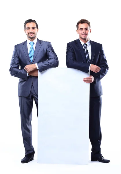 Dois homens de negócios sorridentes mostrando tabuleta em branco, isolado sobre fundo branco — Fotografia de Stock