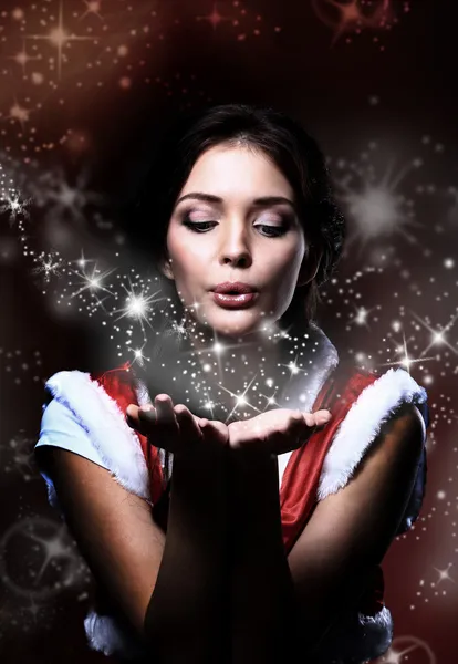 Giovane donna di Natale con stelle magiche — Foto Stock