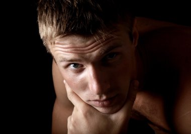 moda adam kameraya güvenle bakan