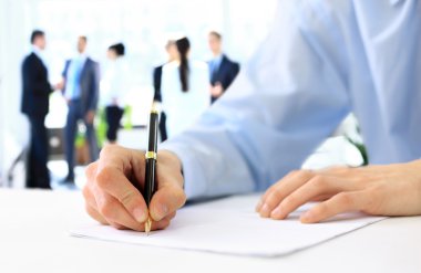 bir kağıda yazı eller