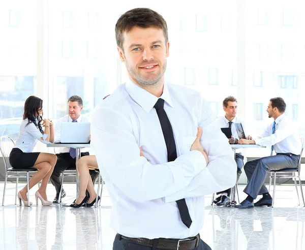 Affärsman står med sitt team — Stockfoto