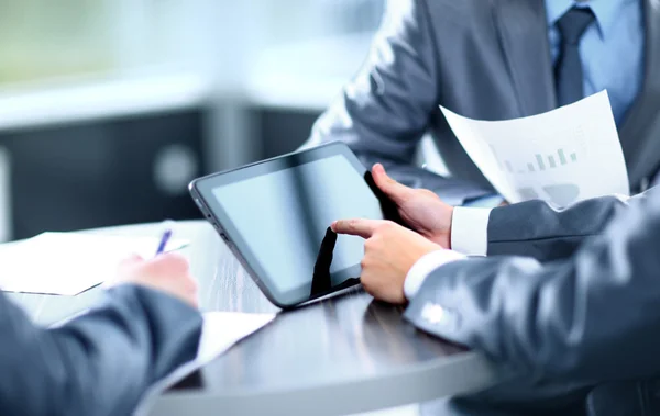 Geschäftsmann hält bei Treffen digitales Tablet in der Hand — Stockfoto