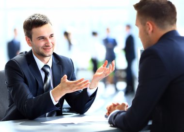 office toplantısında konuşurken mutlu iş adamları
