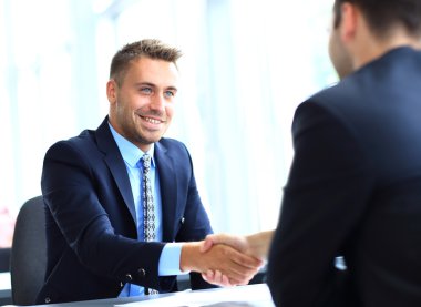 İş adamları el sıkışıyor, toplantıyı bitiriyor.