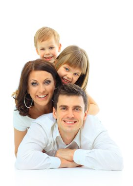 Güzel, mutlu bir aile, beyaz bir arka planda izole edilmiş.