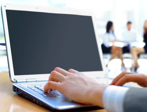 Osoba wpisując na nowoczesny laptop w biurze — Zdjęcie stockowe