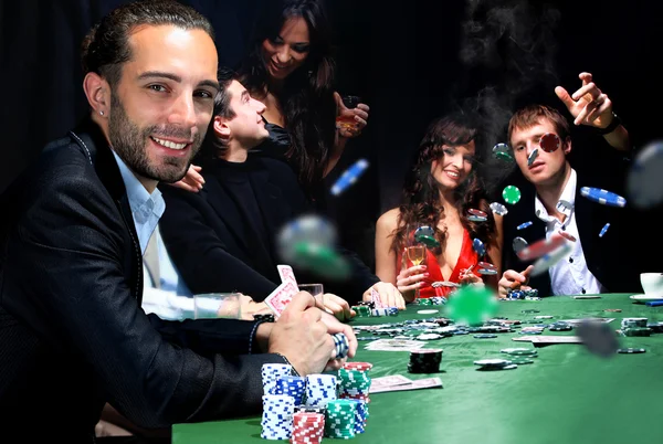 Jonge mensen hebben een goede tijd in casino — Stockfoto