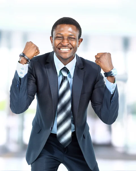 Jovem empresário afro-americano feliz no cargo — Fotografia de Stock