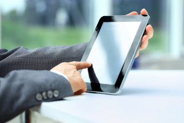 Dijital tablet tutan işadamı