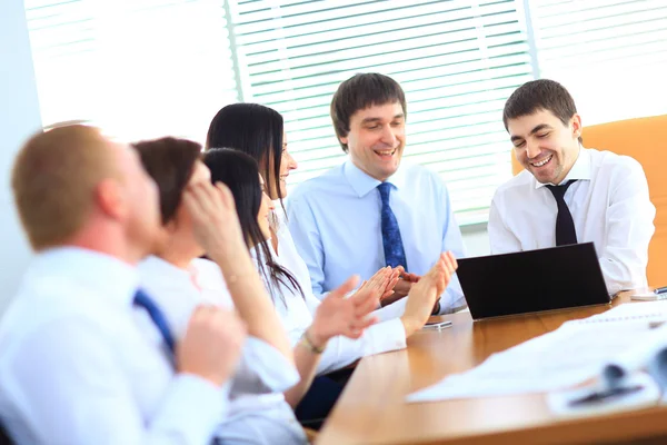 Деловые люди, работающие и обсуждающие вместе на встрече в офисе — стоковое фото