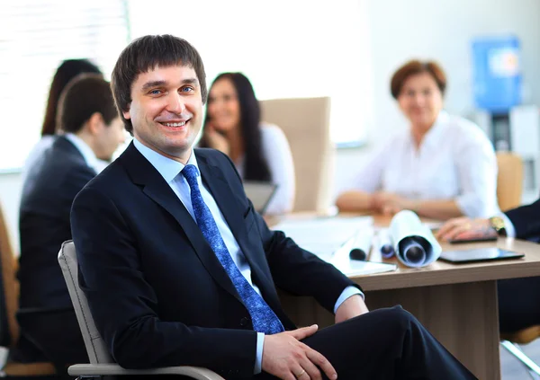 Portret van lachende zakenman werken in office, op zoek camera — Stockfoto