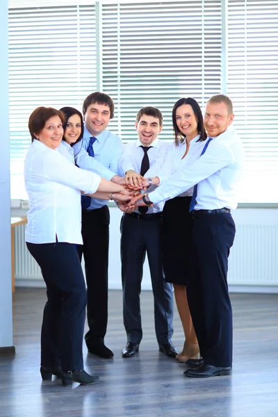 Geschäftsteam schließt sich zusammen — Stockfoto