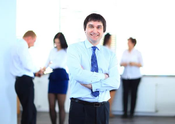 Lächelnder Geschäftsmann in seinem Büro — Stockfoto