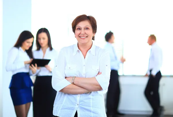 Femme d'affaires avec son équipe au bureau — Photo