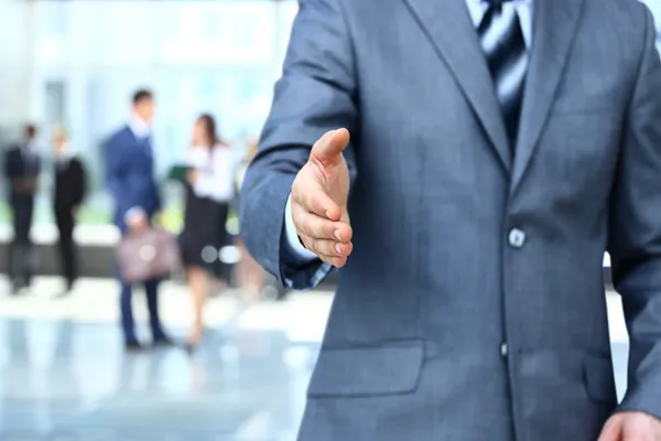 Geschäftsmann reicht Hand zum Händeschütteln — Stockfoto