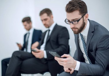 işadamı ile office alma içinde oturan bir smartphone