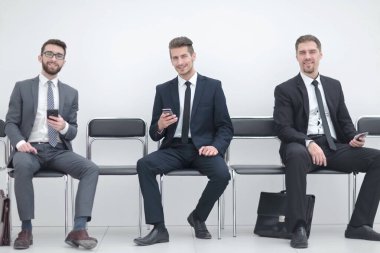 iş adamları office koridorda oturma grubu
