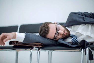 office Koridordaki sandalyeler üstünde uyumak yorgun iş adamı