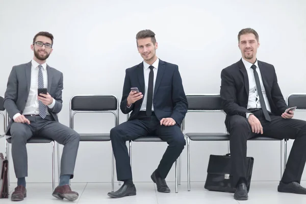 Grupo de empresários sentados no corredor do escritório — Fotografia de Stock