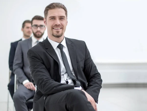 Успешный бизнесмен, сидящий на конференции — стоковое фото