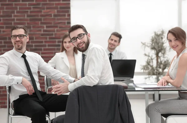Επιχειρηματική ομάδα κάθεται στο γραφείο — Φωτογραφία Αρχείου