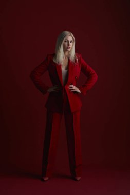 Kırmızı elbiseli genç bayan. Kırmızı arkaplan.