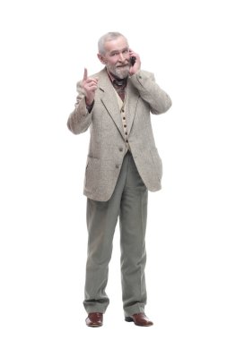 Akıllı telefonu olan yaşlı bir iş adamı. bir beyaz üzerinde izole