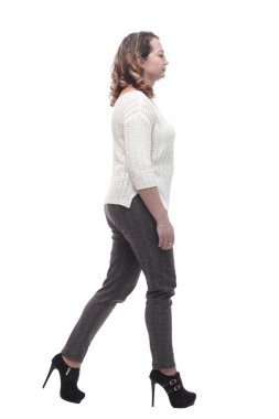 Beyaz kazaklı çekici genç bir kadın öne doğru yürüyor..