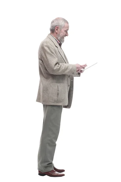 Hombre de negocios de edad avanzada con una tableta digital. aislado en un blanco — Foto de Stock