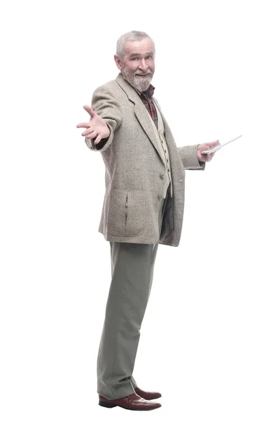 Пожилой бизнесмен с цифровым планшетом. изолированный на белом — стоковое фото