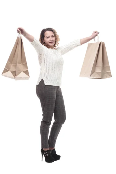 Mujer joven y casual con bolsas de compras. aislado en un blanco — Foto de Stock