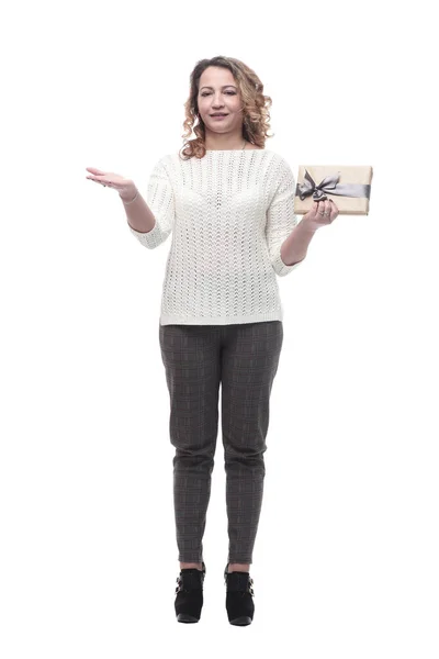 Feliz joven con una caja de regalo. — Foto de Stock