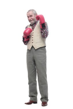 Boks eldivenli kendinden emin yaşlı adam. bir beyaz üzerinde izole