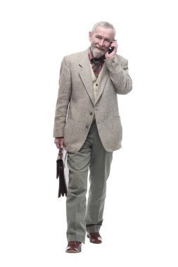 Yaşlı işadamı cep telefonuyla konuşuyor..