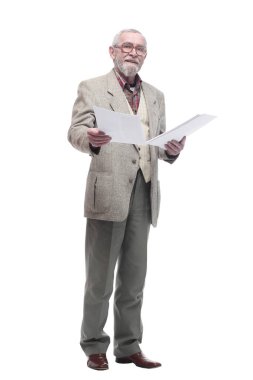 gülümseyen yaşlı adam bir iş belgesi okuyor.