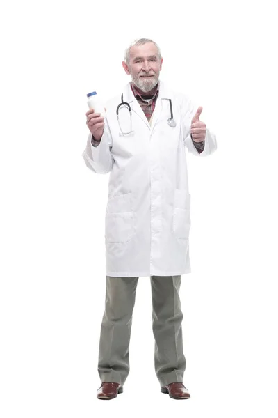Oudere bevoegde arts met ontsmettingsmiddel in de hand. — Stockfoto