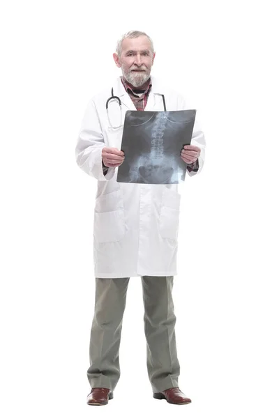 Médico idoso competente com um raio-x em suas mãos. — Fotografia de Stock