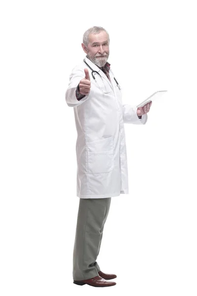Oudere bevoegde arts met een digitale tablet. — Stockfoto